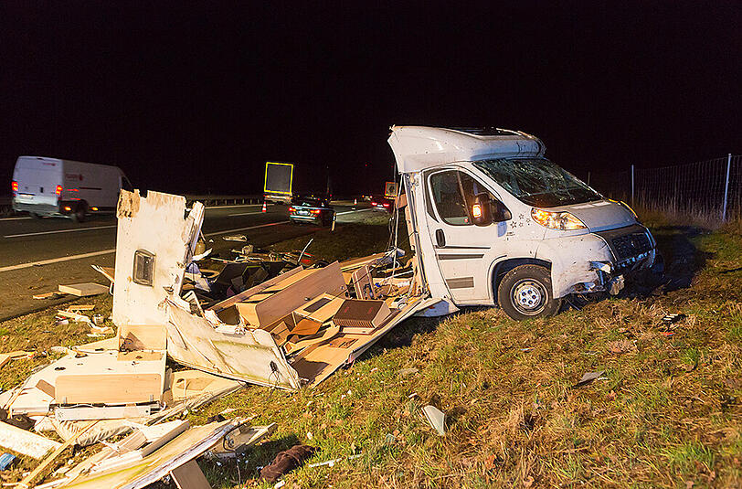 Bilder vom Unfallort in Altdorf: Auf der A3 kollidierte ein Wagen mit einem Wohnmobil, welches vollkommen zerfetzt wurde.