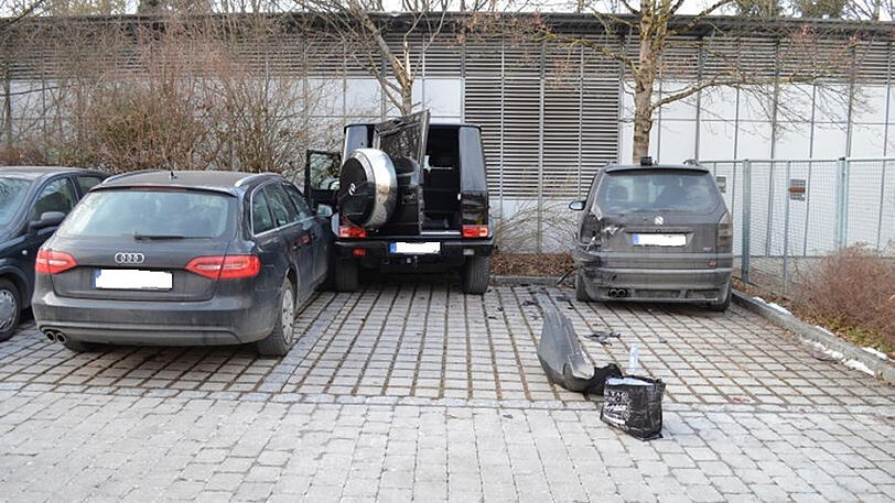 Die G-Klasse des Münchners stoppte erst, nachdem sie gegen zwei Autos gefahren war. Drei Menschen wurden bei dem Unfall verletzt.