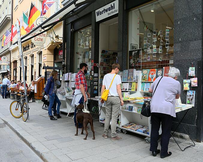 Endlich mal Zeit: Open-Air-Schmökern in der Reichenbachstraße.