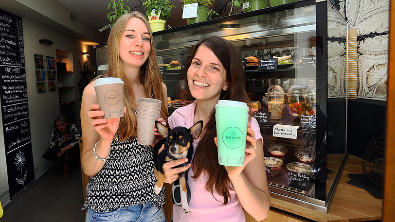 Machen auch mit beim &bdquo;Recup&ldquo; (v.l.): Nadja (26) und Johanna (26) von Siggis Vegan & Fresh Food in der Westenriederstraße. Mit dabei: Hündchen Bimbam.