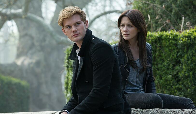Liebende seit Jahrhunderten: Daniel (Jeremy Irvine) und Luce (Addison Timlin) scheitern immer wieder an einem bösen Fluch.
