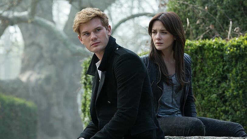 Liebende seit Jahrhunderten: Daniel (Jeremy Irvine) und Luce (Addison Timlin) scheitern immer wieder an einem bösen Fluch.