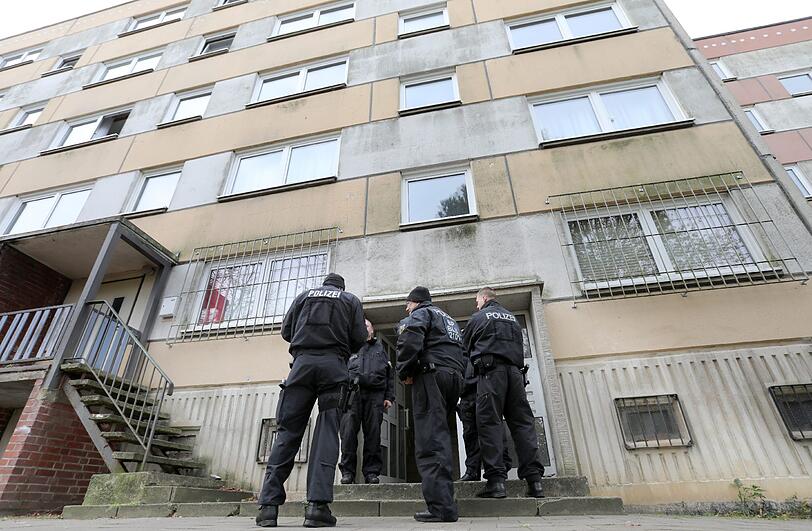 Polizisten sind im Plattenbauviertel Neu Zippendorf in Schwerin (Mecklenburg-Vorpommern) im Einsatz, wo bei einem Anti-Terror-Einsatz ein mutmaßlicher Islamist aus Syrien festgenommen wurde.