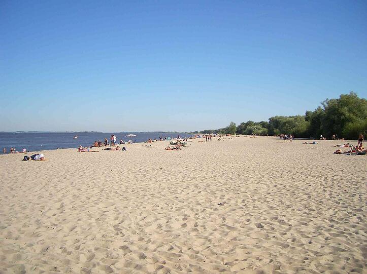 Ein herrlicher Sandstrand ziert die Elbinsel Krautsand.