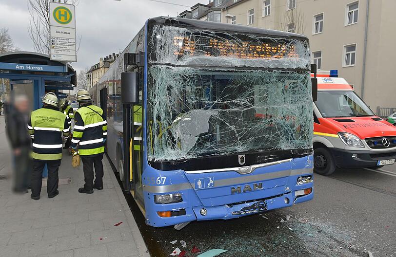 Auf der Plinganser Straße kollidieren zwei Linienbusse. Eine Stunde war sie komplett gesperrt.