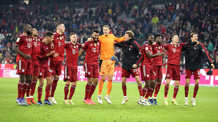 Die Hundertsassas des FC Bayern: Die Mannschaft um Kapitän Manuel Neuer feiert den harterkämpften 2:1-Erfolg über den SC Freiburg - und den neuen Vereinsrekord von 100 Treffern in einem Kalenderjahr.