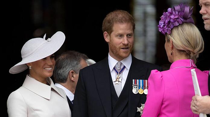 Direkt nach dem Gottesdienst unterhalten sich Herzogin Meghan (l.) und Prinz Harry noch mit seiner Cousine Zara Tindall.