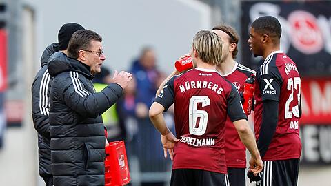 Nürnbergs Trainer Dieter Hecking gibt seiner Mannschaft Anweisungen.
