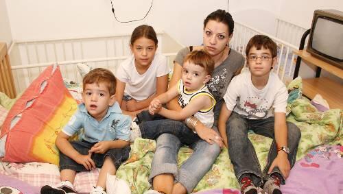 Rica Shoshana mit ihren Kindern Avior (3), Joy (9), Liel (2), und Ben (11): Sie suchen dringend ein Zuhause. Rica Shoshana mit ihren Kindern Avior (3), Joy (9), Liel (2), und Ben (11): Sie suchen dringend ein Zuhause.