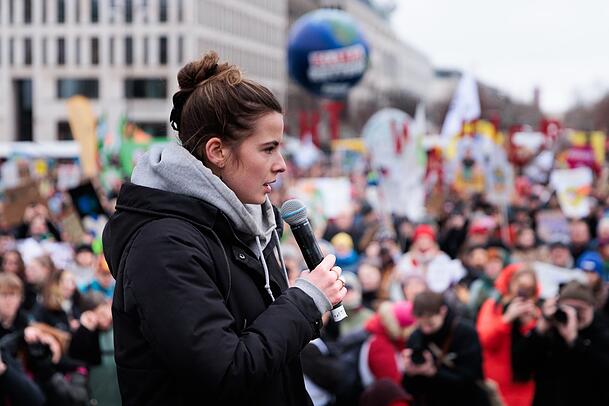 Die Klimaaktivistin Luisa Neubauer beim Klimastreik mit Fridays for Future vor dem Brandenburger Tor. Vor der Bundestagswahl fordert die Bewegung alle Parteien dazu auf, klare Klimaschutz-Maßnahmen vorzulegen. Die Klimaaktivistin Luisa Neubauer beim Klimastreik mit Fridays for Future vor dem Brandenburger Tor. Vor der Bundestagswahl fordert die Bewegung alle Parteien dazu auf, klare Klimaschutz-Maßnahmen vorzulegen.