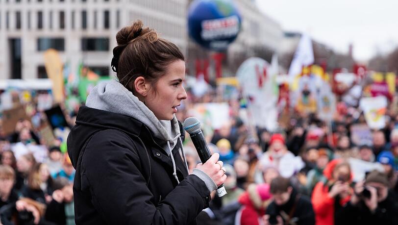 Die Klimaaktivistin Luisa Neubauer beim Klimastreik mit Fridays for Future vor dem Brandenburger Tor. Vor der Bundestagswahl fordert die Bewegung alle Parteien dazu auf, klare Klimaschutz-Maßnahmen vorzulegen. Die Klimaaktivistin Luisa Neubauer beim Klimastreik mit Fridays for Future vor dem Brandenburger Tor. Vor der Bundestagswahl fordert die Bewegung alle Parteien dazu auf, klare Klimaschutz-Maßnahmen vorzulegen.