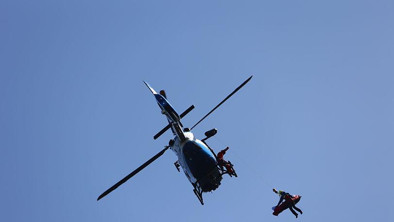Die Leiche des Mannes wurde via Hubschrauber geborgen. (Symbolbild)