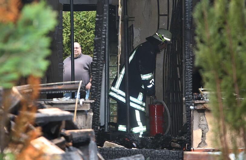 Vermutlich handelt es sich um ein Familiendrama:  Bei der Explosion zweier Reihenhaeuser in Winterhausen (Kreis Wuerzburg) sind in der Nacht zu Montag zwei Menschen getoetet worden. Die Bilder.