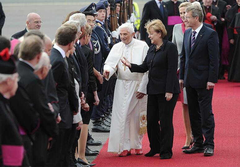 Papst Benedikt XVI. ist zu seinem ersten offiziellen Staatsbesuch in Deutschland eingetroffen.
