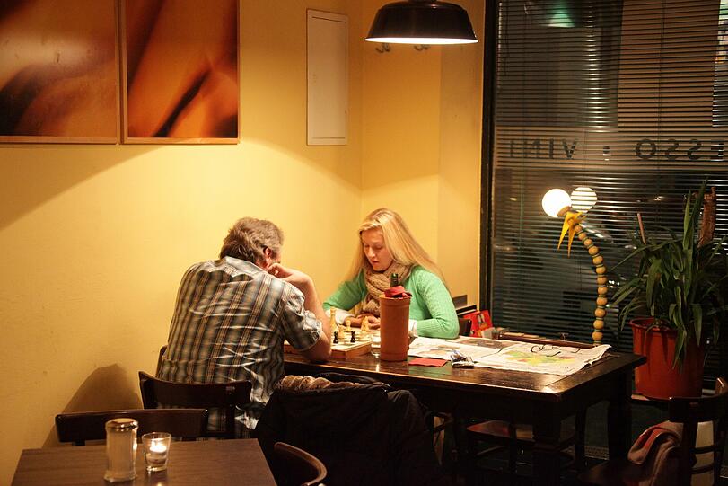 Abends packen die Olioten gern Spiele aus und sitzen beisammen, bis die Kneipe schließt.