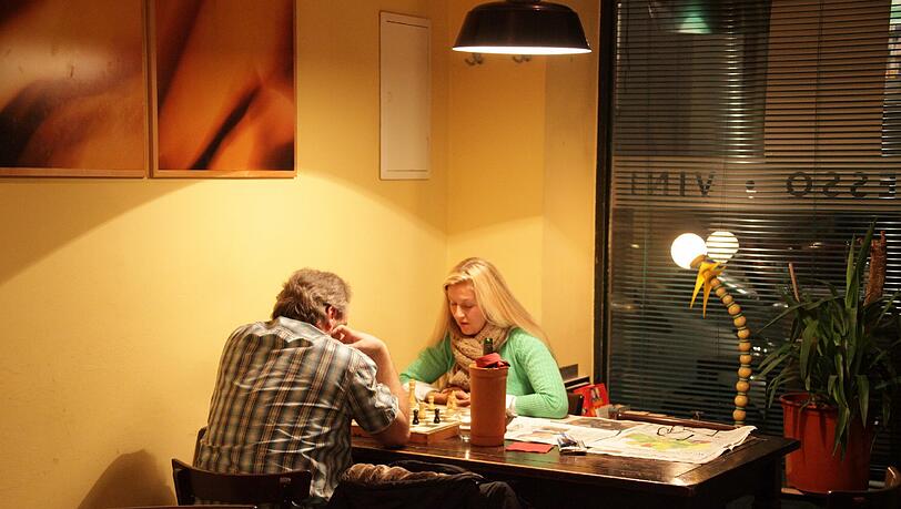Abends packen die Olioten gern Spiele aus und sitzen beisammen, bis die Kneipe schließt. Abends packen die Olioten gern Spiele aus und sitzen beisammen, bis die Kneipe schließt.