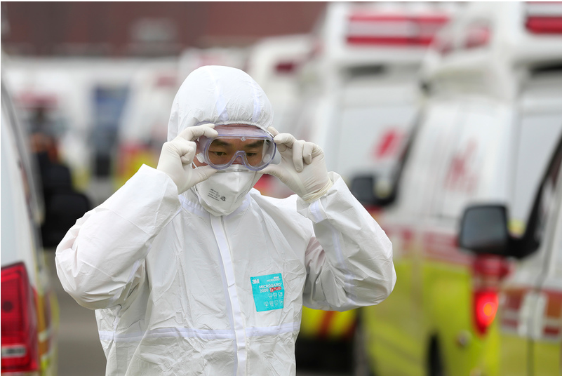Südkorea, Daegu: Ein Rettungssanitäter in einem Schutzanzug passt seine Schutzbrille an. Südkoreas Gesundheitsbehörden haben erneut einen starken Anstieg der Infektionsfälle mit dem neuartigen Coronavirus im Land gemeldet.