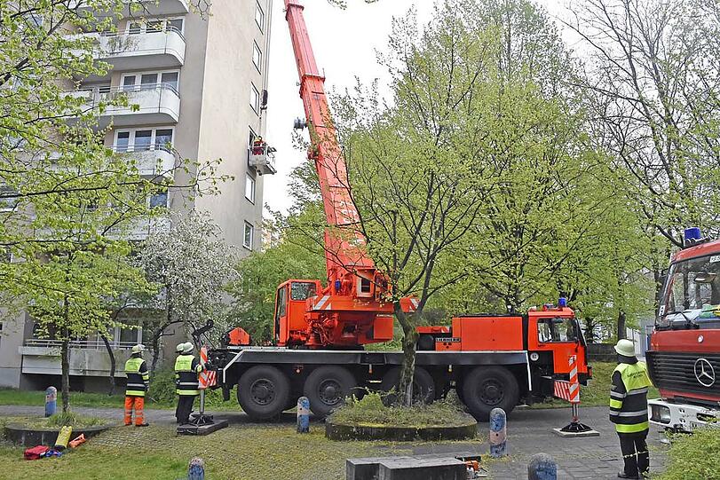 Die Feurwehr musste den Patienten mit schwerem Gerät aus der Wohnung transportieren.