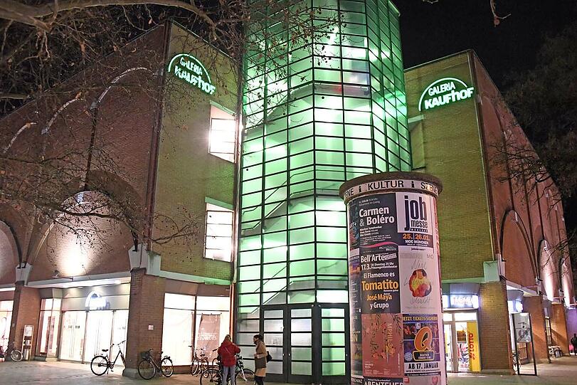 Tödlicher Unfall bei Galeria Kaufhof am Rotkreuzplatz: Ein Mann war in eine Müllpresse geraten, er starb noch am Unfallort.