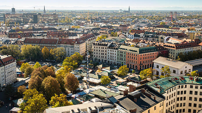Blick von oben auf den Münchner Viktualienmarkt.