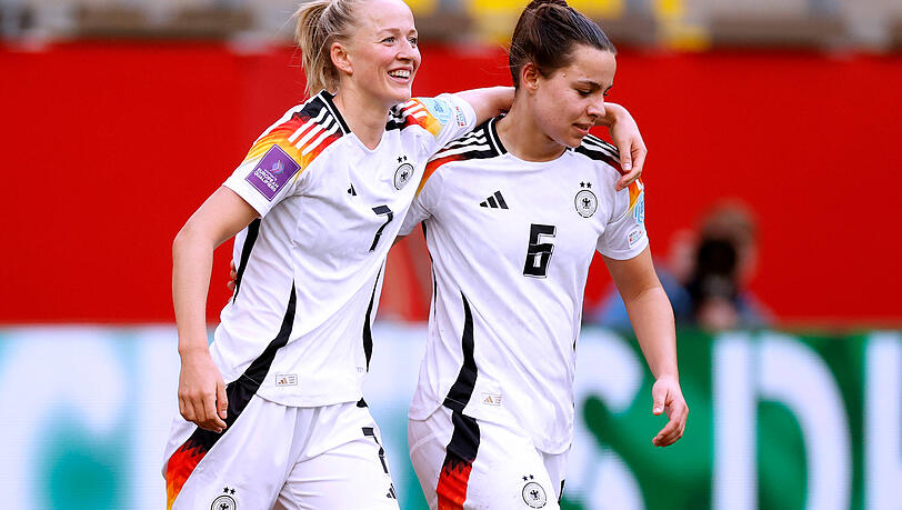 Lena Oberdorf (re.) und Lea Schüller im Trikot der deutschen Nationalmannschaft.