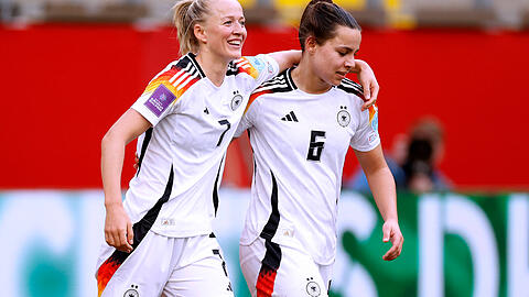 Lena Oberdorf (re.) und Lea Schüller im Trikot der deutschen Nationalmannschaft.