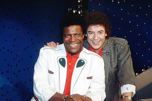 Roberto Blanco und Tony Marshall bei der ZDF-Hitparade im Jahr 1990.