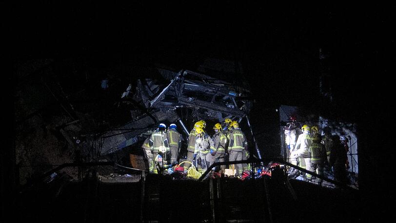 W&auml;hrend eines Sturms st&uuml;rzte eine St&uuml;tzmauer auf die Gleise und traf auch den Zug.