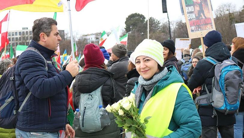 Sahar Berlouie bei der Gro&szlig;demo auf der Theresienwiese w&auml;hrend der M&uuml;nchner Sicherheitskonferenz im Februar. Sie beteiligte sich als Ordnerin bei der Veranstaltung.