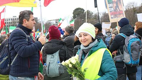 Sahar Berlouie bei der Gro&szlig;demo auf der Theresienwiese w&auml;hrend der M&uuml;nchner Sicherheitskonferenz im Februar. Sie beteiligte sich als Ordnerin bei der Veranstaltung.
