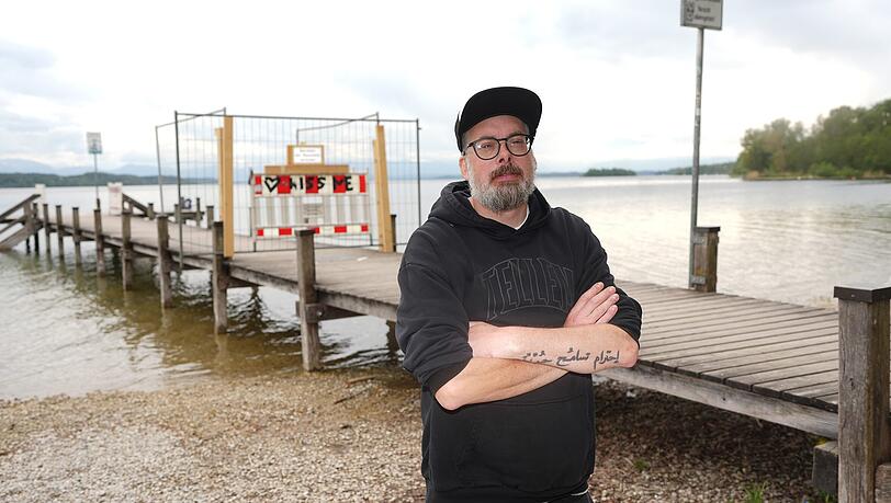 &bdquo;Ich dachte, spinnen die?&ldquo; Felix Schmitz, Co-Betriebsleiter des Strandkiosks &bdquo;Steg 1&ldquo; ist sauer, dass die Stadt M&uuml;nchen den Steg f&uuml;r seine G&auml;ste ausgerechnet zum Saisonstart absperrt.