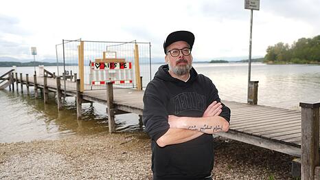 &bdquo;Ich dachte, spinnen die?&ldquo; Felix Schmitz, Co-Betriebsleiter des Strandkiosks &bdquo;Steg 1&ldquo; ist sauer, dass die Stadt M&uuml;nchen den Steg f&uuml;r seine G&auml;ste ausgerechnet zum Saisonstart absperrt.