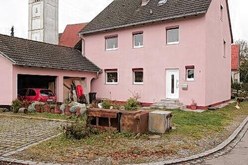 Hinter dem rosa Haus in Jengen fand die Polizei die Leiche der Mutter am 17. Oktober - in der alten Sickergrube.