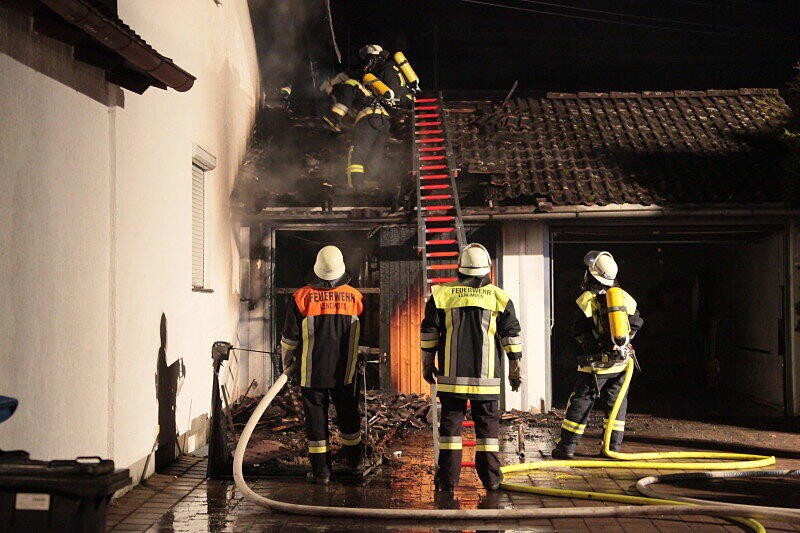 Zu einem Garagenbrand in Dörfl wurden mehrere Feuerwehren alarmiert. Das Feuer ist vermutlich im Dachbereich der Garage ausgebrochen und griff auf das Wohnhaus über.