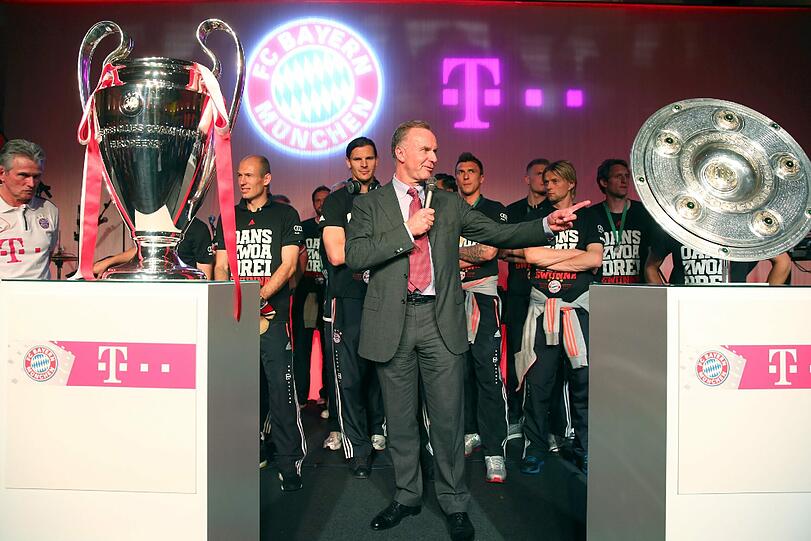 Die Bilder vom Bankett des FC Bayern München nach dem Triple-Gewinn in Berlin.