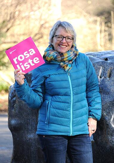 &bdquo;Aufklärung bis zu den Senioren&ldquo;: Stephanie Gerlach (53), Rosa Liste, Listenplatz 4: Für München wünsche ich mir ein Regenbogenfamilienzentrum, das Familien, bei denen ein Mitglied schwul oder lesbisch ist, betreut und wo Menschen aus Regenbogenfamilien in allen Phasen und Lebenslagen eine Anlaufstelle finden. Auch finde ich, dass es Zeit wird, dass Schwulen und Lesben ein gefahrloses Coming Out am Arbeitsplatz ermöglicht werden muss. Es geht nicht um gezielte Anfeindungen, sondern um die allgemeine Stimmung, die sich verändern muss: Führungskräfte sollten wissen, wie sie mit dieser Thematik umzugehen haben. 
Daran angeschlossen finde ich, dass noch viel mehr Aufklärung, von der Jugend bis zu den Senioren passieren muss &ndash; und dazu kann die Stadt einen wichtigen Beitrag leisten. Wir leben zwar alle in einem toleranten, bunten und offenen München, aber es gibt immer noch Flecken, die noch nicht so bunt sind. Da kann noch viel aufgeholt werden.