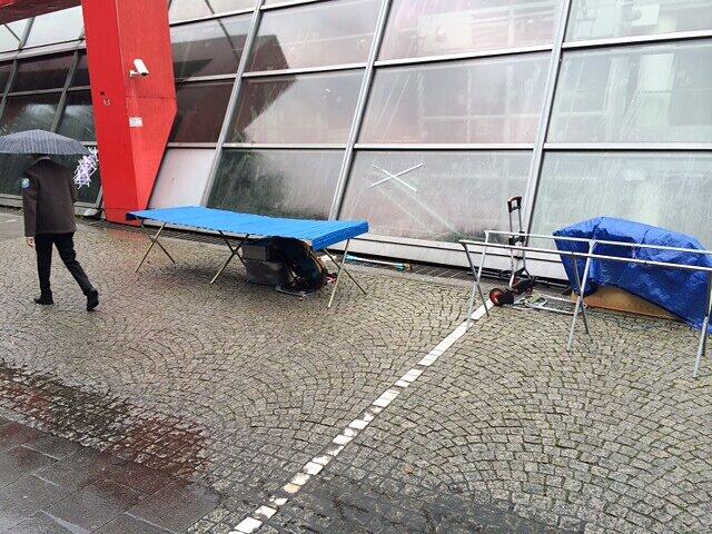 Theresienhöhe: Straßenverkäufer fliehen vorm Regen. Die Panflöten schweigen auch.