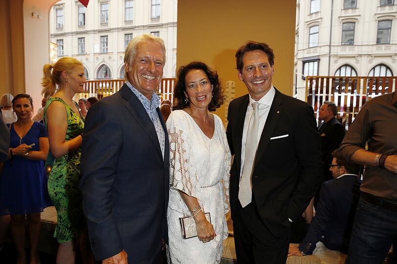 Stefan Schaffelhuber mit Axel Ludwig (Direktor Hotel Vier Jahreszeiten Kempinski) und Frau Fitna