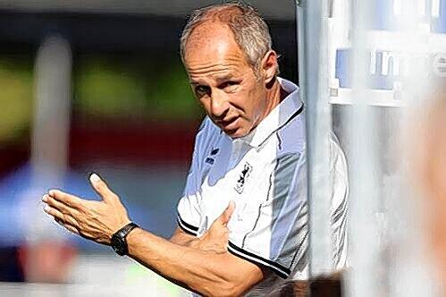 Und erneut kommt Reiner Maurer zum Zug. Vom 5. Dezember 2004 bis zum 22. Januar 2006 darf er zeigen, was er als Löwen-Trainer drauf hat.