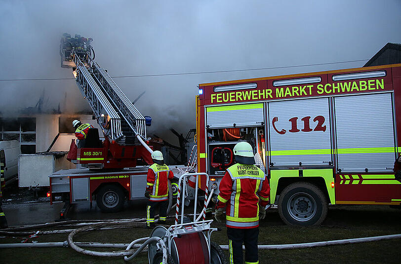 In Straßham ist eine Lagerhalle vollständig abgebrannt. Die Bilder vom Feuerwehr-Großeinsatz.