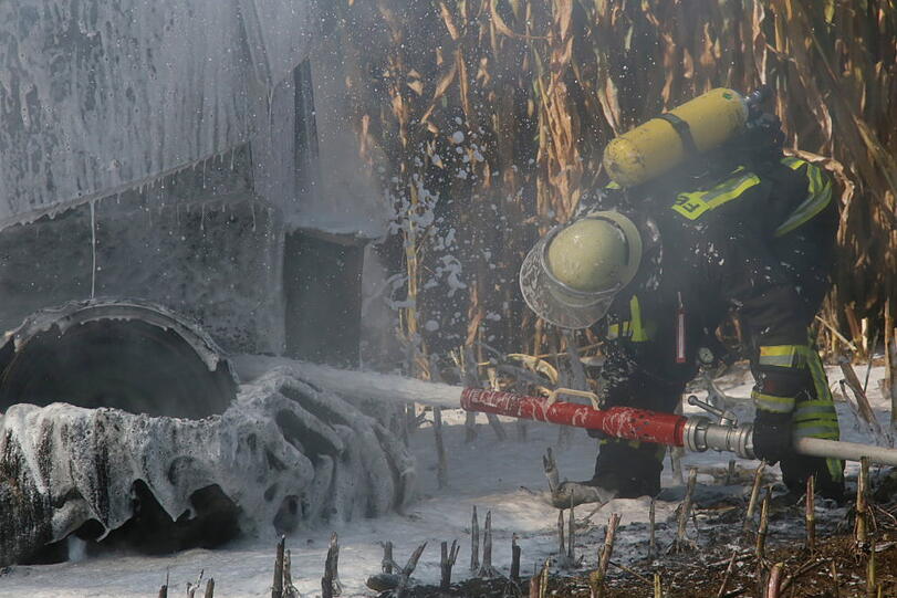 Der Maishäcksler fing Feuer, die anrückenden Wehren hatten den Brand schnell unter Kontrolle.