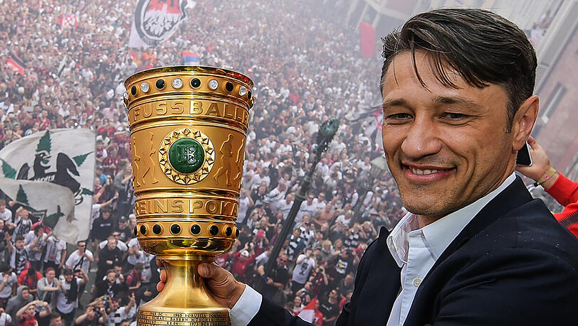 Erinnerungen an den 20. Mai werden wach: Frankfurts Trainer Niko Kovac hält auf dem Balkon des Römer den DFB-Pokal in den Händen. Die Eintracht hat das Finale gegen den FC Bayern mit 3:1 gewonnen.