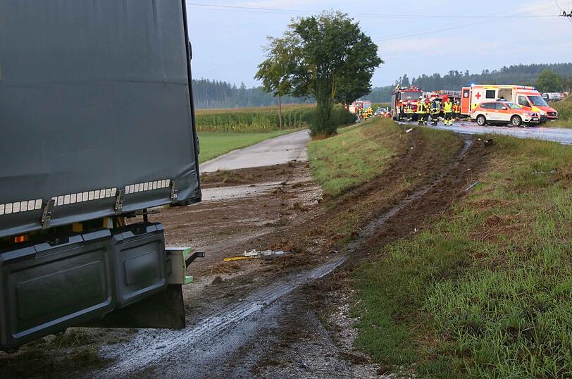 Der Verkehrsunfall auf der B12 bei Reichertsheim endete für den jungen Autofahrer tödlich.