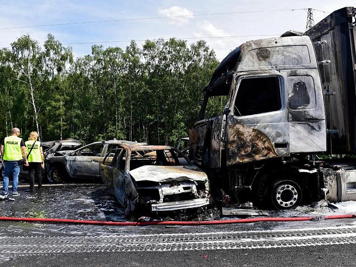 Nach Angaben von Polizei und Feuerwehr war ein Lastwagen nahe Stettin auf im Stau stehende Autos aufgefahren. Mehrere von ihnen gerieten daraufhin in Brand.