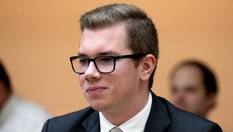 Daniel Halemba nimmt im bayerischen Landtag an einer Plenarsitzung teil.
