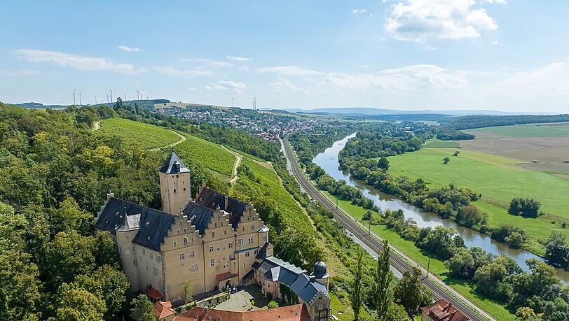 Sommerlicher Blick auf Schloss Mainberg bei Schweinfurt (Luftaufnahme mit einer Drohne). Die Gemeinde Schonungen in der Nähe von Schweinfurt sucht einen neuen Besitzer für das Schloss Mainberg, in dem Gunter Sachs geboren wurde. Sommerlicher Blick auf Schloss Mainberg bei Schweinfurt (Luftaufnahme mit einer Drohne). Die Gemeinde Schonungen in der Nähe von Schweinfurt sucht einen neuen Besitzer für das Schloss Mainberg, in dem Gunter Sachs geboren wurde.
