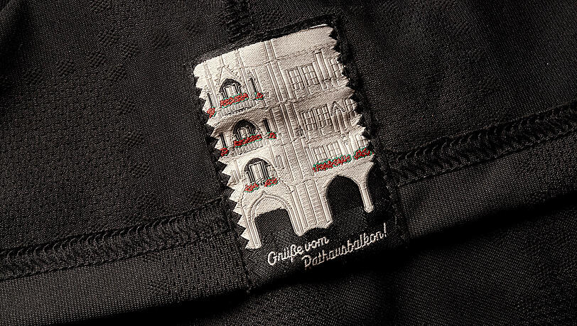 Im Saum des neuen FC Bayern-CL-Trikots ist ein Label mit der Botschaft "Grüße vom Rathausbalkon!" eingenäht.