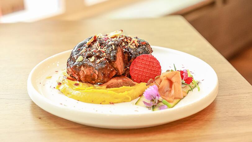Das "Signature Dish" der mediterran-japanischen Küche im Isar Ora – die "24H Beef Shortrib. Das "Signature Dish" der mediterran-japanischen Küche im Isar Ora – die "24H Beef Shortrib.