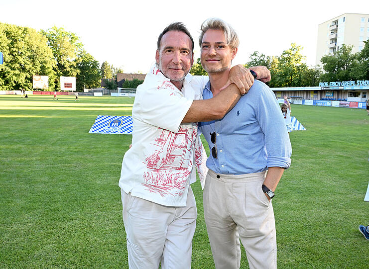 Kamen extra aus Cuxhaven nach Ismaning: Jochen Bendel mit Mann Matthias Kamen extra aus Cuxhaven nach Ismaning: Jochen Bendel mit Mann Matthias