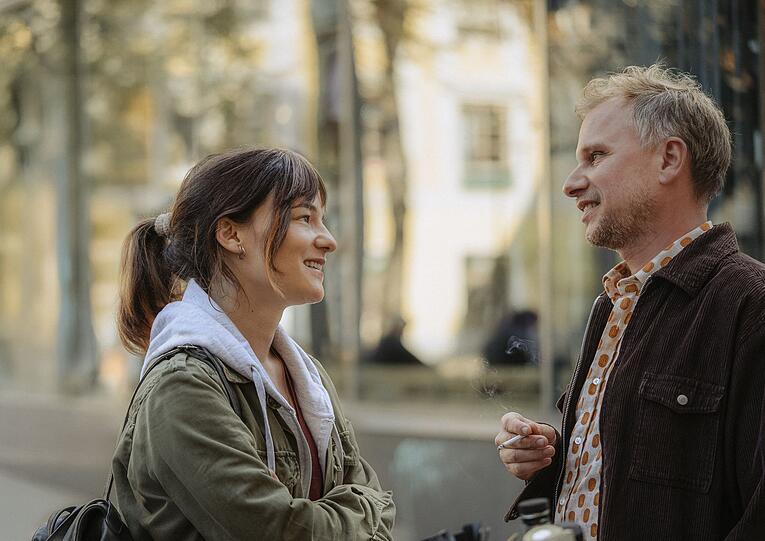 Barbara (Valerie Pachner) und Heli (Robert Stadlober) sehen es als ihre Lebensaufgabe, andere Menschen zum Lachen zu bringen. Doch dann zerstört ein schwerer Schicksalsschlag ihre gemeinsame Zukunft. Barbara (Valerie Pachner) und Heli (Robert Stadlober) sehen es als ihre Lebensaufgabe, andere Menschen zum Lachen zu bringen. Doch dann zerstört ein schwerer Schicksalsschlag ihre gemeinsame Zukunft.